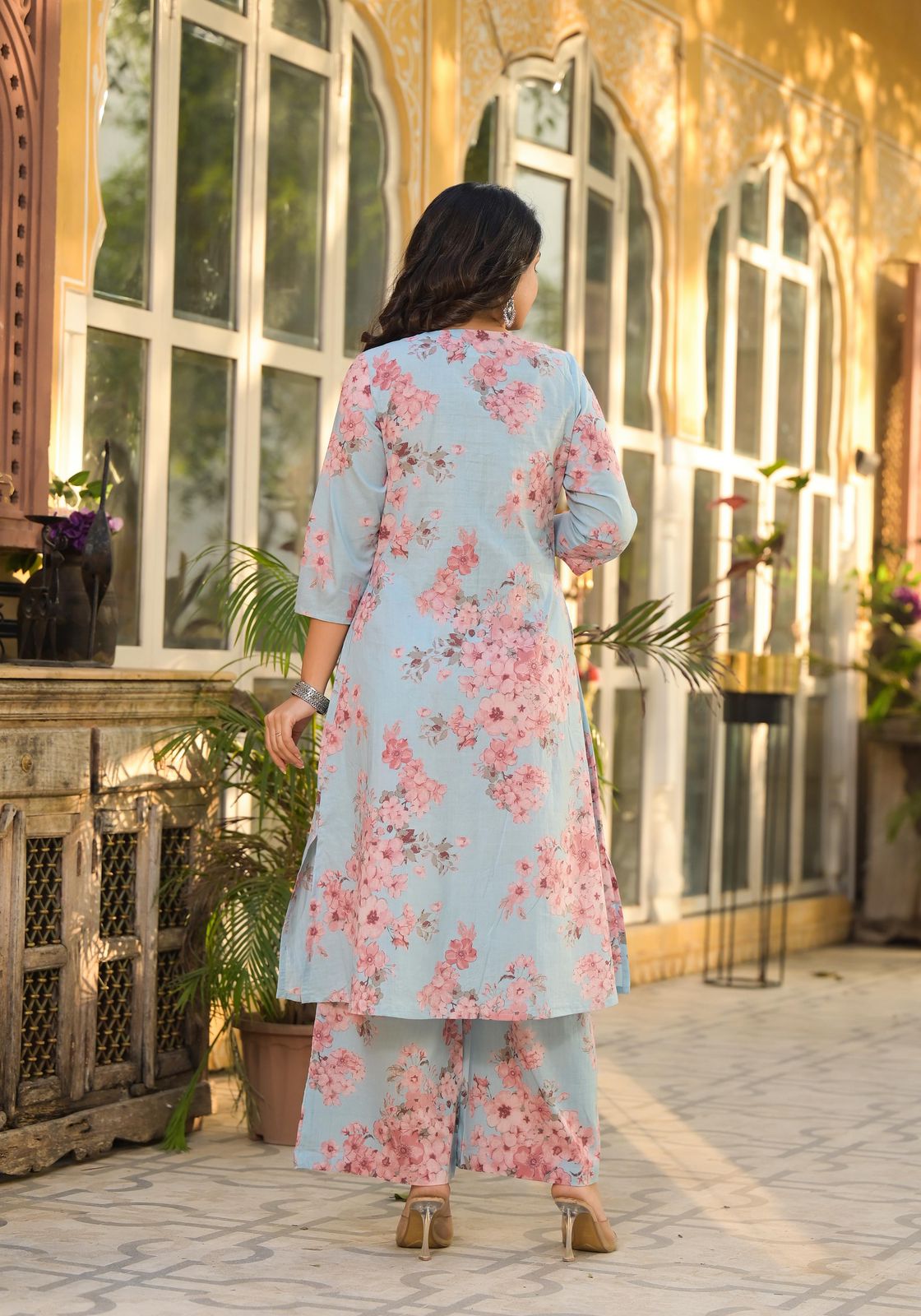 Elegant Floral Kurta Set for a Chic Look